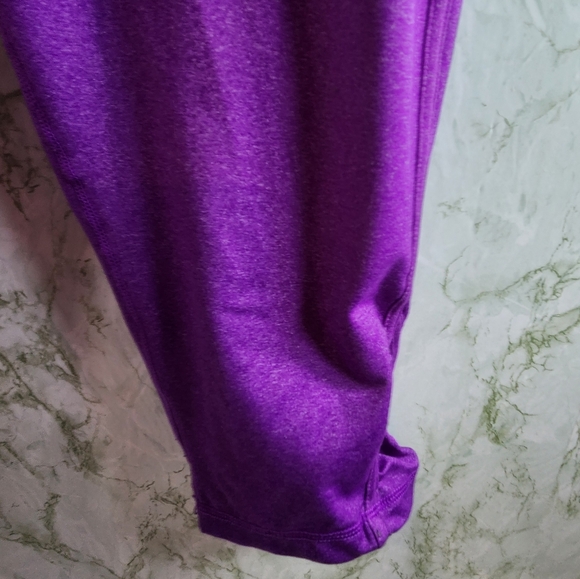 XERSION Fitted Capri Leggings - Picture 5 of 13